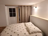 Sunny House with a Terrace, 4 Bedrooms, 2 Bathrooms, Sleeps 9–11 People. - balcony