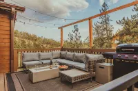 3-bedroom chalet in enchanting Bailey, Walk to town, Game Room, BBQ