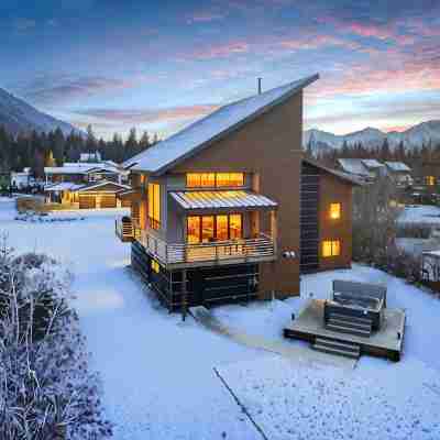 Alaska Slopes | Hot Tub, Gym & Guest House Hotel Exterior