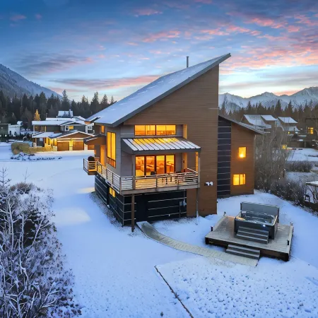 Alaska Slopes | Hot Tub, Gym & Guest House