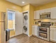 Urban Chic Townhome Near Downtown - Apartments