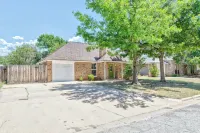Rex Ranch is a comfortable conveniently located 3 bedroom 2 bath home. - 홈스테이