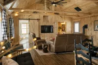 Huck's Hideaway - Mountain Views Near Rangeley! Pet Friendly! - Hytter