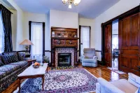 Spacious 7-Bedroom, 4 Bathroom House with WiFi and New Hvac in Wonderful Wichita - Bungalows