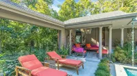 3BR secluded gem w/ pool, minutes to beaches/marinas, walk to town & restaurants