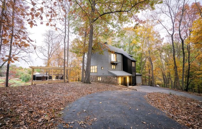 Modern Lakeside Mountain Retreat With Cabin Charm