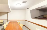 CAL KING BED, FREE PARKING PASS FOR 1 CAR, BY DOWNTOWN & CLINIC - Condos