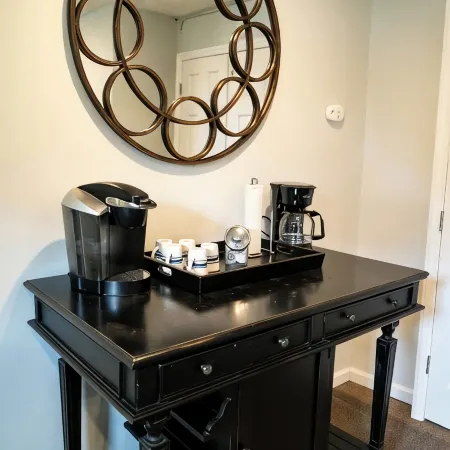 1-bedroom apartment, sleeps 4, in lovely Pilot Mountain-walk to Main st! Unit 2