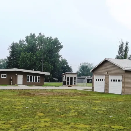 SPACIOUS 6-BEDROOM SINGLE LEVEL LODGE IN MEDINA, WIFI, AC, PARKING LOT, GARAGE