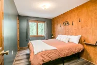 Beautiful Log Cabin Tucked Away on 5 Acres - Alppimaja