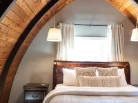 Rustic Cabin with glamour. Private, mature trees & close to provincial park Hotels in Strathcona County