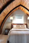 Rustic Cabin with glamour. Private, mature trees & close to provincial park - 3-stjärniga