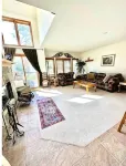 Spacious Townhouse minutes from Village and Slopes with shuttle to mountain