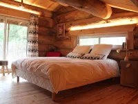 Authentic log in the heart of the pine forest for 10 people Hotels in Carcans