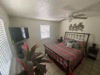 6 Blocks to the beach - beach bungalow style apartment - Condos