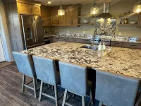 GRAND TRAVERSE GETAWAY Downtown luxury condo 3 blocks from the beach, sleeps 16. - 4 ดาว