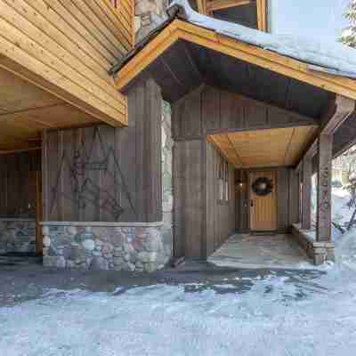 Trinity :Sleeps 10- HotTub-GameRoom-Huge Kitchen-Perfect4Groups Tram & Mtn View Hotel Exterior