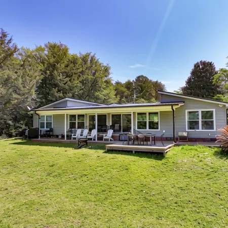 Lakefront Home, 6BR/4BA, Open Water/Dock. Sleeps 18. Boat Rental.