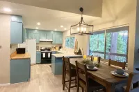 Bright and Cozy Cabin in Blue Lake Springs