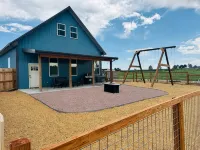 The Family Roost - warm, stylish new Barndo rolling hills & Rocky Mountain Views