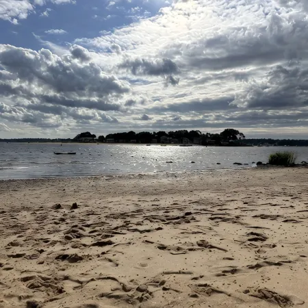 Quick walk to private beach from this brand new 3-bedroom cottage