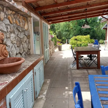 Near the bellisima Straccoligno beach cared apartment.