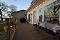 Lux Designer Lakefront Home with Views, Firepit, Dock, Kayaks, and up to 2 Dogs - Wi-Fi