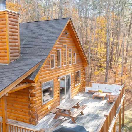 Beautiful private rustic log cabin, pool, hot tub