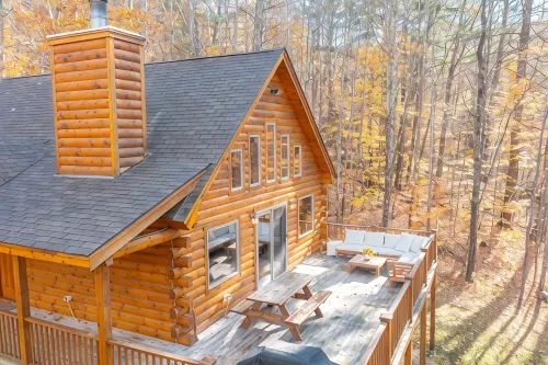 Beautiful private rustic log cabin, pool, hot tub
