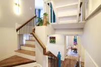 Modern Victorian on private secluded lot, spectacular views, centrally located! - balcony