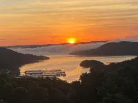 Lake View Lodge - Beautiful Year Round View of Center Hill Lake and Marina - 3-Star