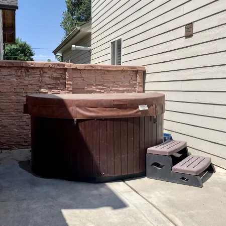 Spacious, Clean Home in Town w/ King En Suite & Hot Tub