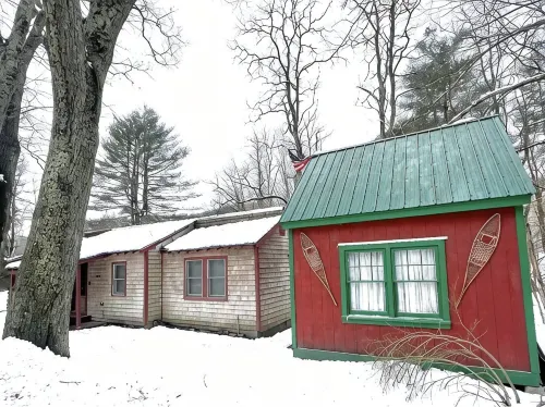 Charming & Cozy River Front Cabin- Close to ski mountains. Ski,Fish,Swim & Hike!
