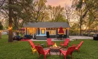 *Beach Walk, Hot Tub & Private Pickleball Gem*