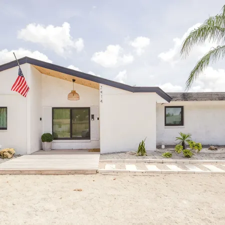 Downtown Heated Pool Tropical Paradise w/ Firepit + Pool Table!!