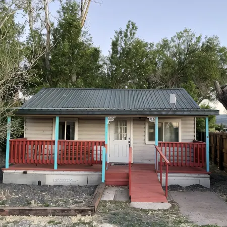 Mountain Avenue Cozy Cabin