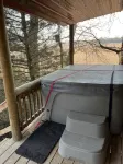 Quiet Cabin on Walnut Creek, Covered Deck, Hot Tub, Swimming Hole, Shelter House - Feriehus