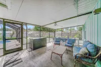 Heated Private Pool, 5 Miles to Beach. Colorful, bright family-sized home. - プール