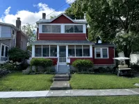 Spacious 5 Bedroom House On Double Lot In Lakeside One Block From The Lake! Hotels in Marblehead