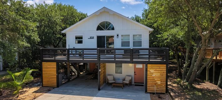 OBX Couples Retreat w/ Hot Tub, Beach Cruisers, Spa bath with modern soaker. Hotels in Kill Devil Hills