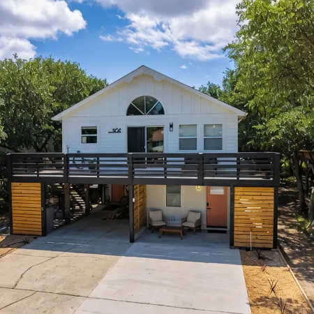 OBX Couples Retreat w/ Hot Tub, Beach Cruisers, Spa bath with modern soaker.