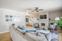Lovely 2-Bedroom Rental Unit With Indoor Fireplace - ห้องครัว