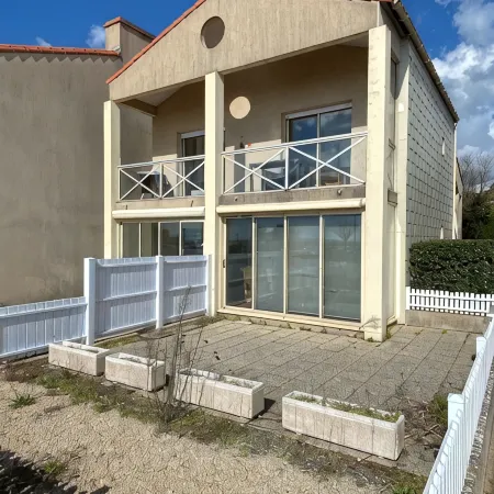 Sea view apartment with south-facing balcony facing the port Wifi