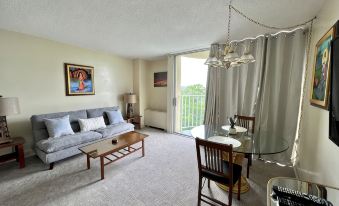 Beautiful Condo in the Heart of Hilo - Pool - A/C #718
