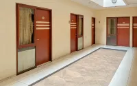 RedDoorz Near Tegalega Park 2 - parking
