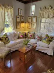 Holly's Cottage. Circa 1867 Historic, Courtyard, Forsyth Park, Pet friendly .💗 - บังกะโล