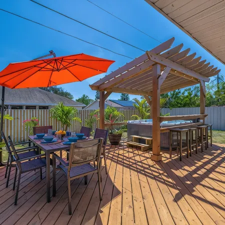 Palm Paradise ~ Hot Tub + Private Yard + Games - 17 mins to the beach!