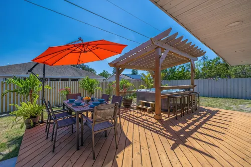 Palm Paradise ~ Hot Tub + Private Yard + Games - 17 mins to the beach! - 4-Star
