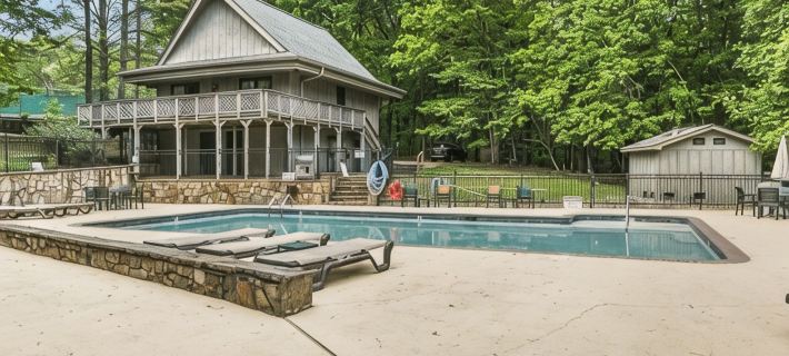 - NEWLY RENOVATED - cabin in gated, mountain community ~ sleeps 6 ~ wifi Hotels in Marion County