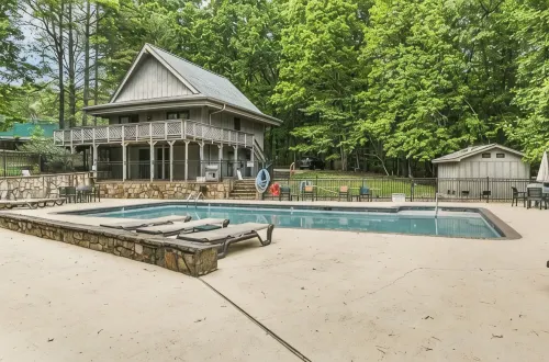 - NEWLY RENOVATED - cabin in gated, mountain community ~ sleeps 6 ~ wifi